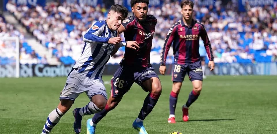 Joueurs de Real Sociedad et Levante en action