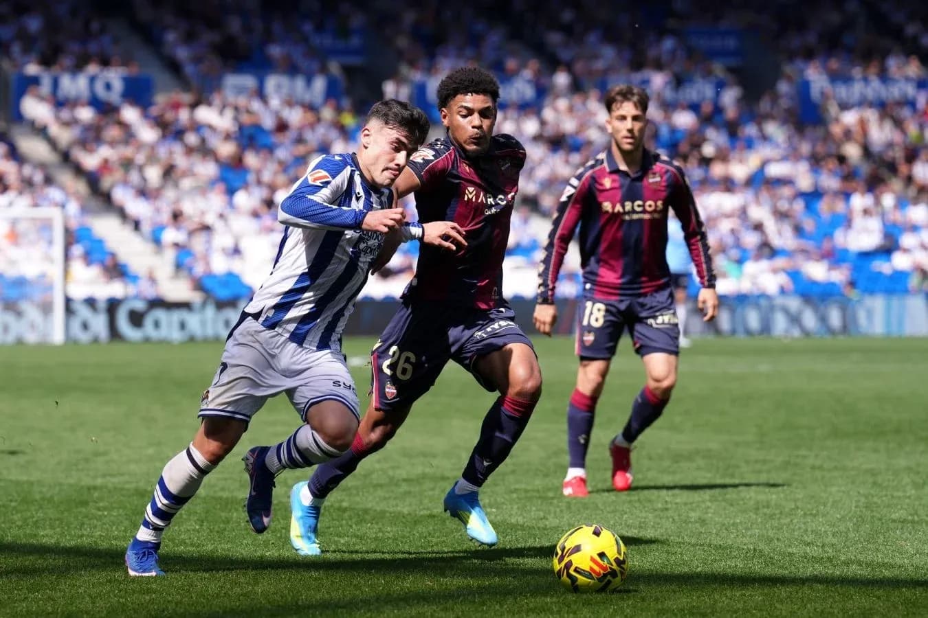 Joueurs de Real Sociedad et Levante en action