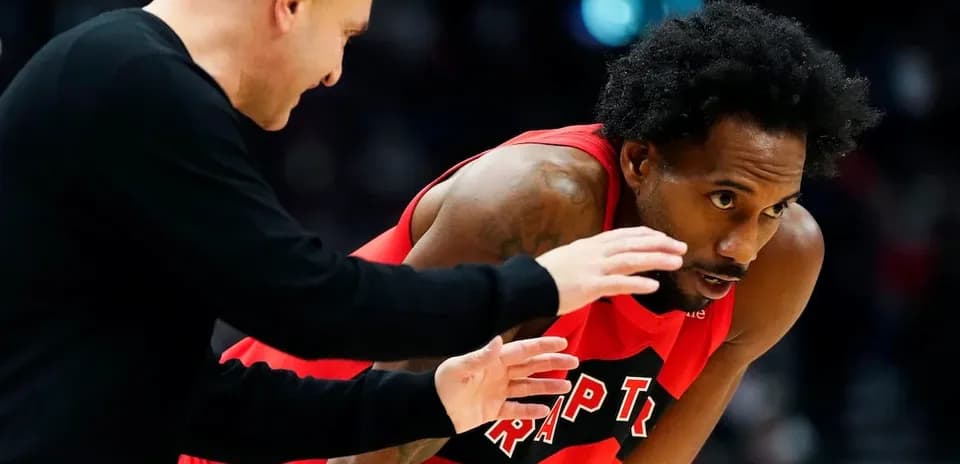 Entraîneur discutant avec joueur des Raptors