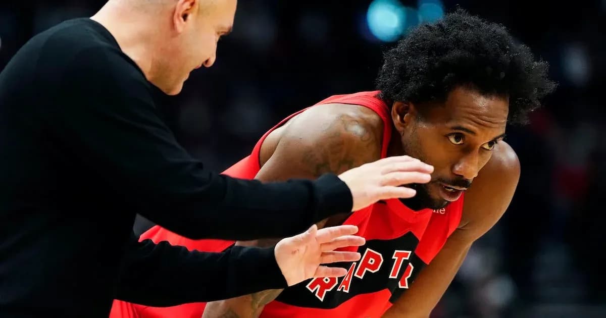 Entraîneur discutant avec joueur des Raptors