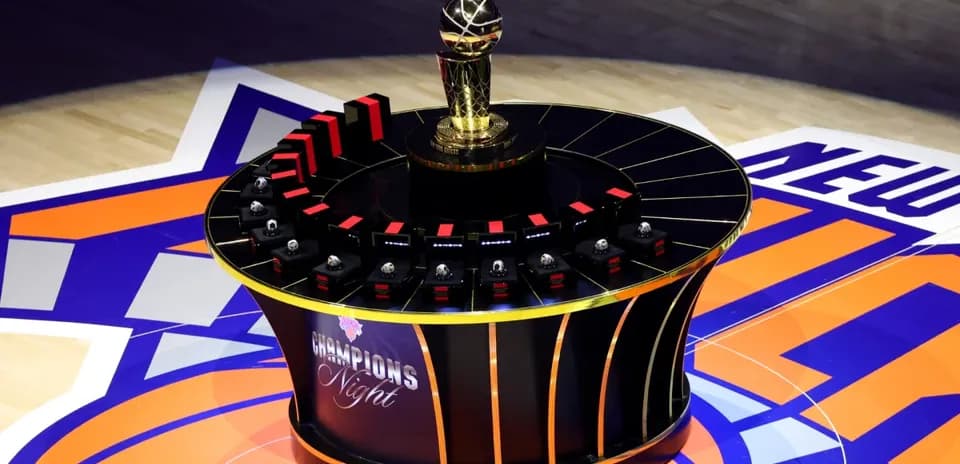 Trophée de basket sur une table lors de Champions Night