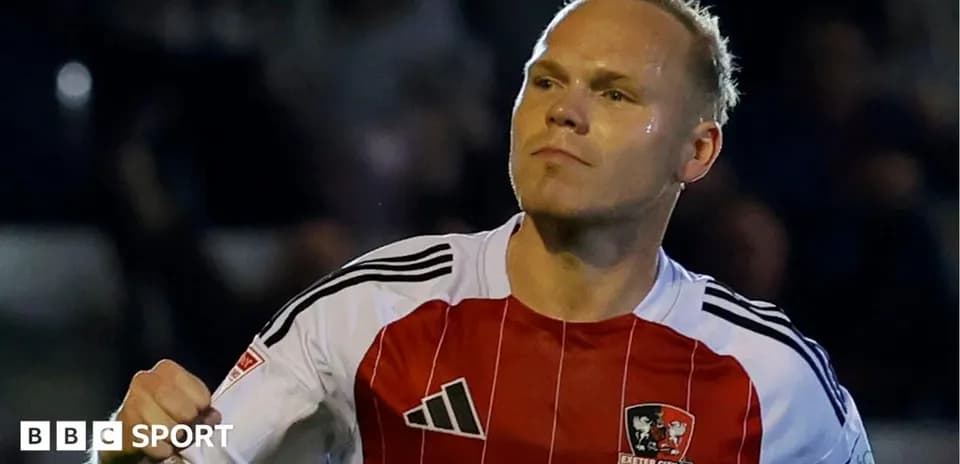 Joueur d'Exeter City célébrant un but