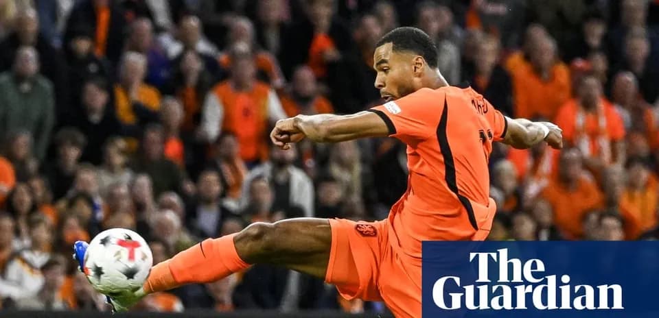 Joueur en maillot orange tirant le ballon lors du match