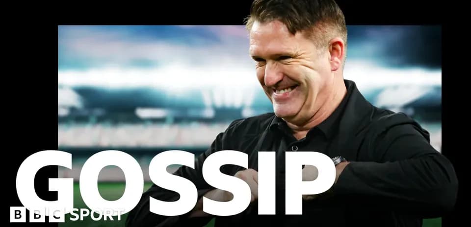 Entraîneur souriant devant un stade en arrière-plan