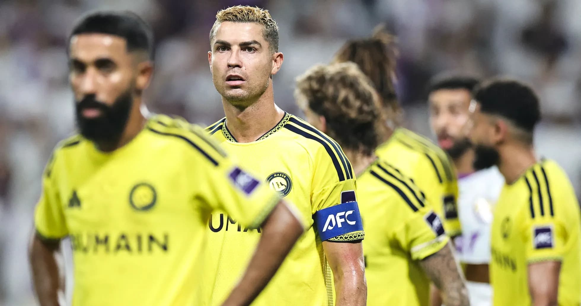Joueurs d'Al Nassr en maillots jaunes sur le terrain