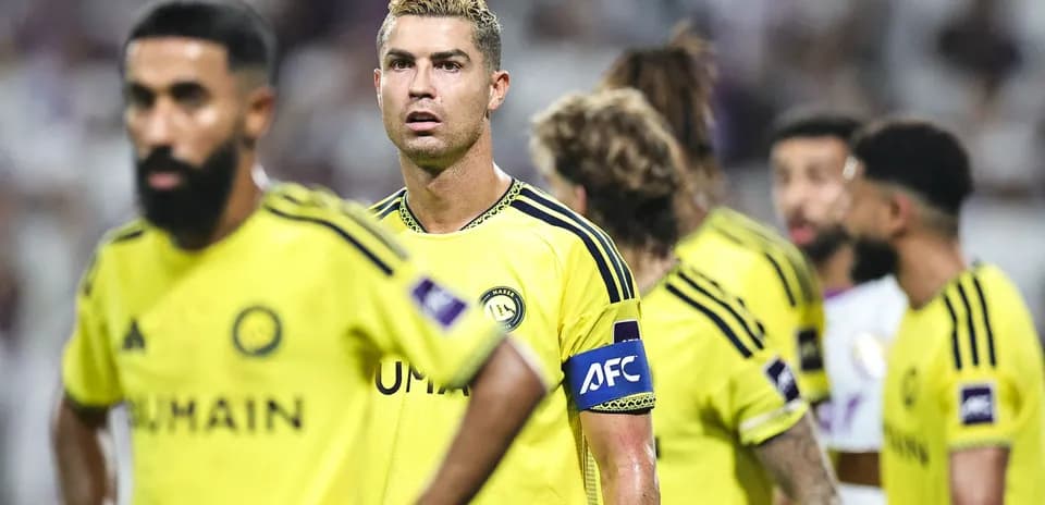 Joueurs d'Al Nassr en maillots jaunes sur le terrain