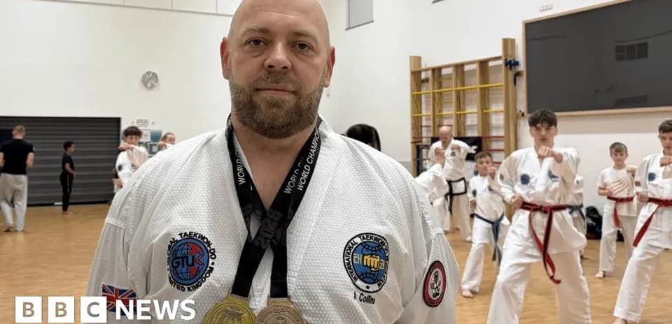 Instructeur de taekwondo avec médailles et élèves en arrière-plan