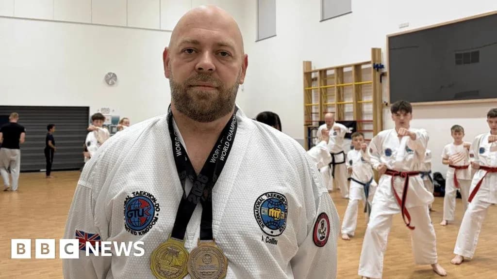 Instructeur de taekwondo avec médailles et élèves en arrière-plan