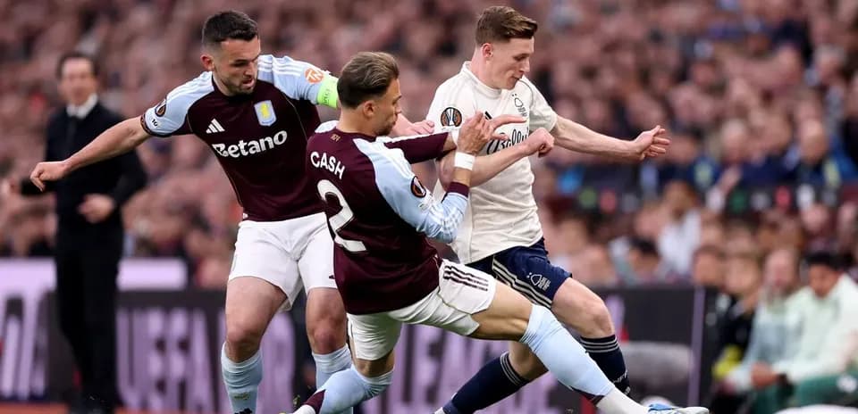 Deux joueurs d'Aston Villa taclant un adversaire