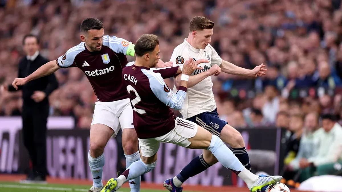 Deux joueurs d'Aston Villa taclant un adversaire