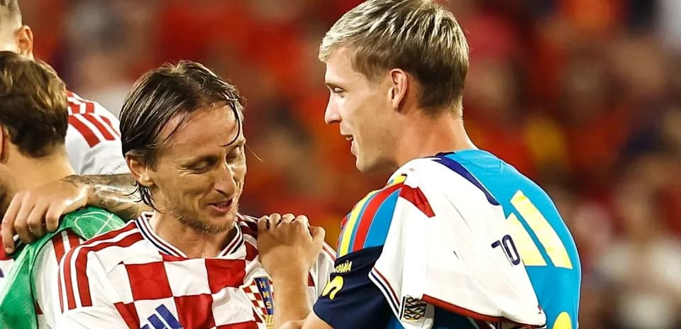 Deux joueurs discutant après un match de football
