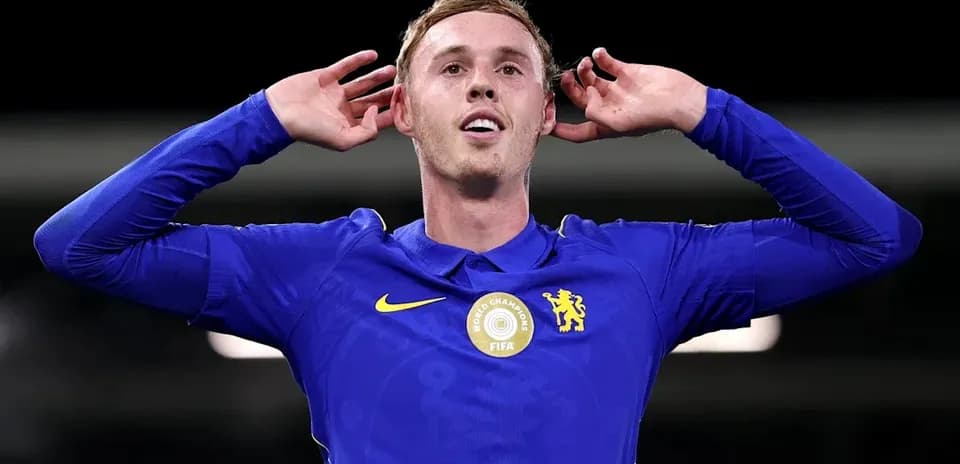 Joueur de Chelsea célébrant avec les mains aux oreilles