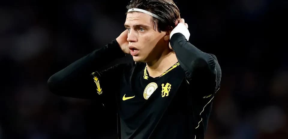 Joueur tenant sa tête en maillot noir de Chelsea