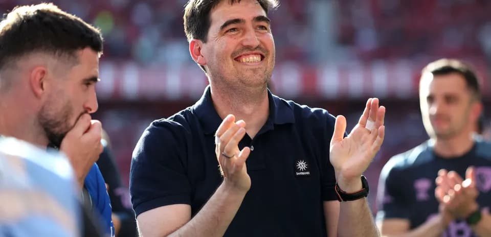 Entraîneur applaudissant avec des joueurs en arrière-plan