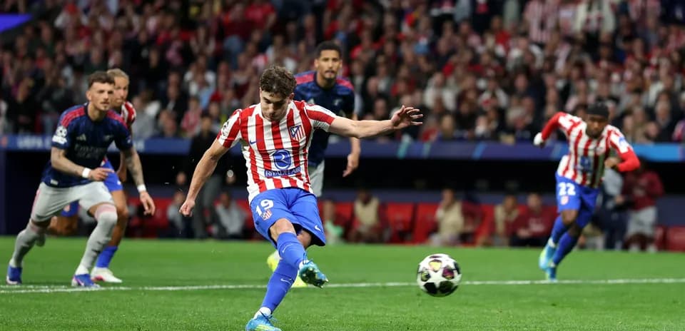 Un joueur d'Atletico Madrid tirant un penalty