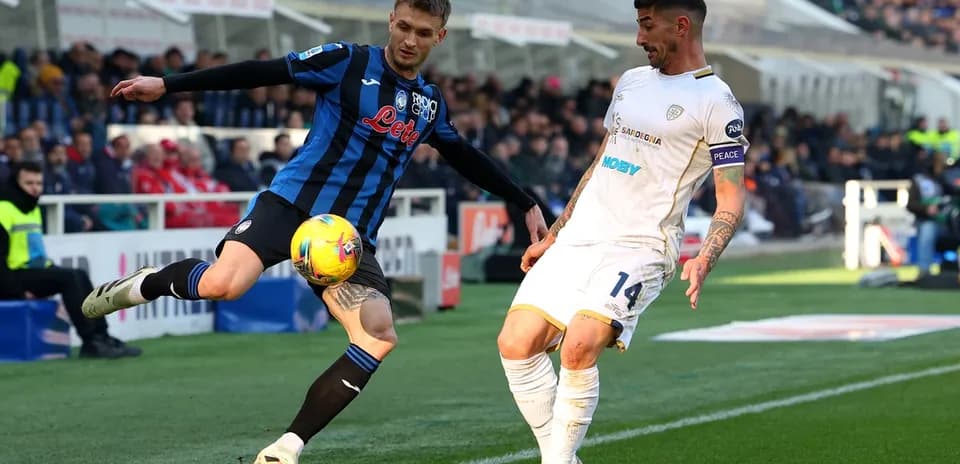 Un joueur d'Atalanta contrôle le ballon