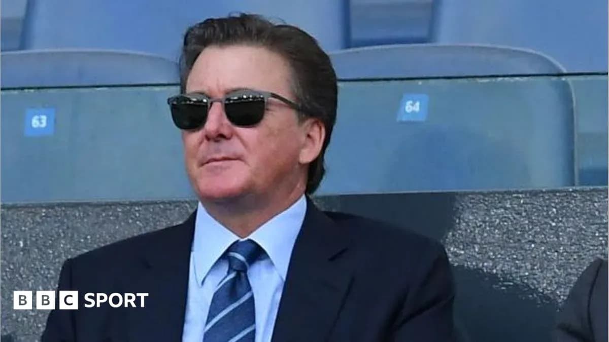 Homme en costume et lunettes de soleil dans les tribunes