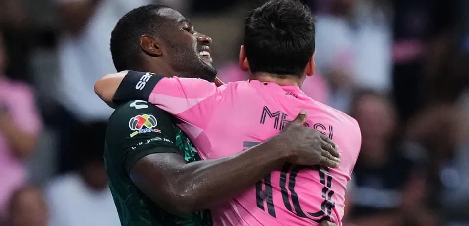 Joueurs s'embrassant après un match de football