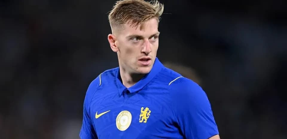 Joueur en maillot bleu de Chelsea sur le terrain