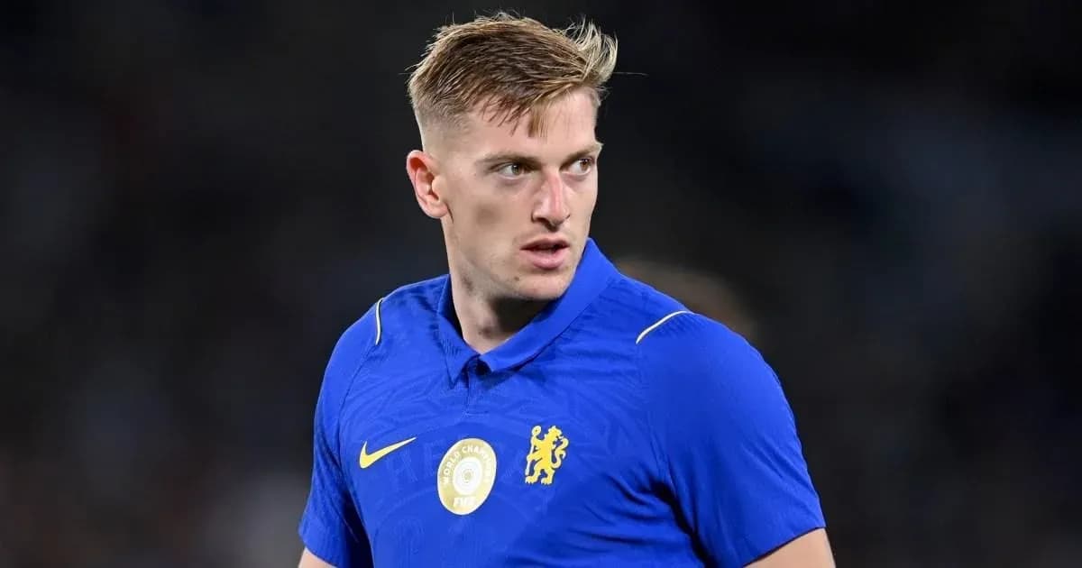 Joueur en maillot bleu de Chelsea sur le terrain