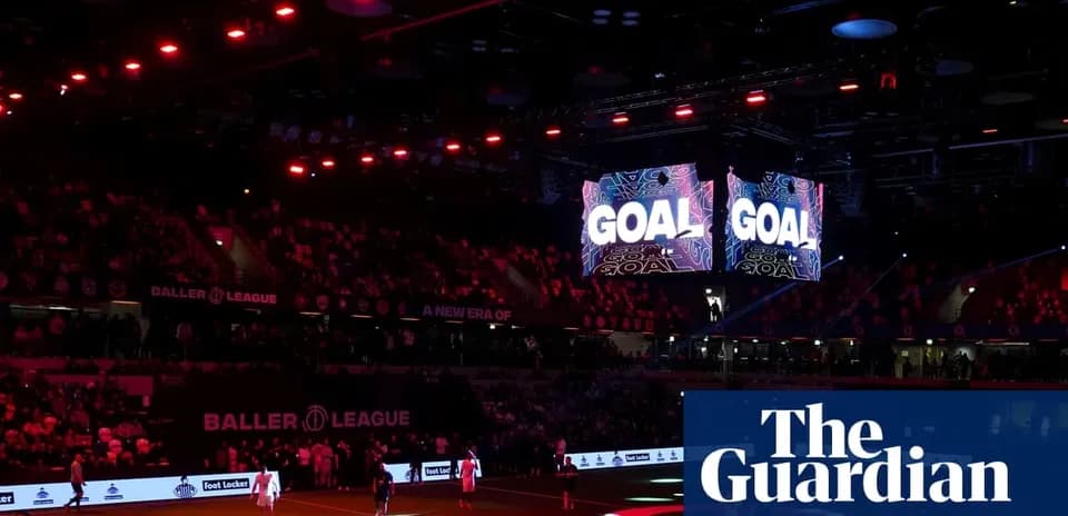 Écran affichant 'GOAL' dans un stade rempli