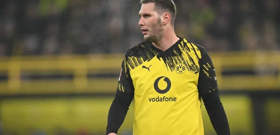 Joueur de Dortmund en maillot jaune sur le terrain
