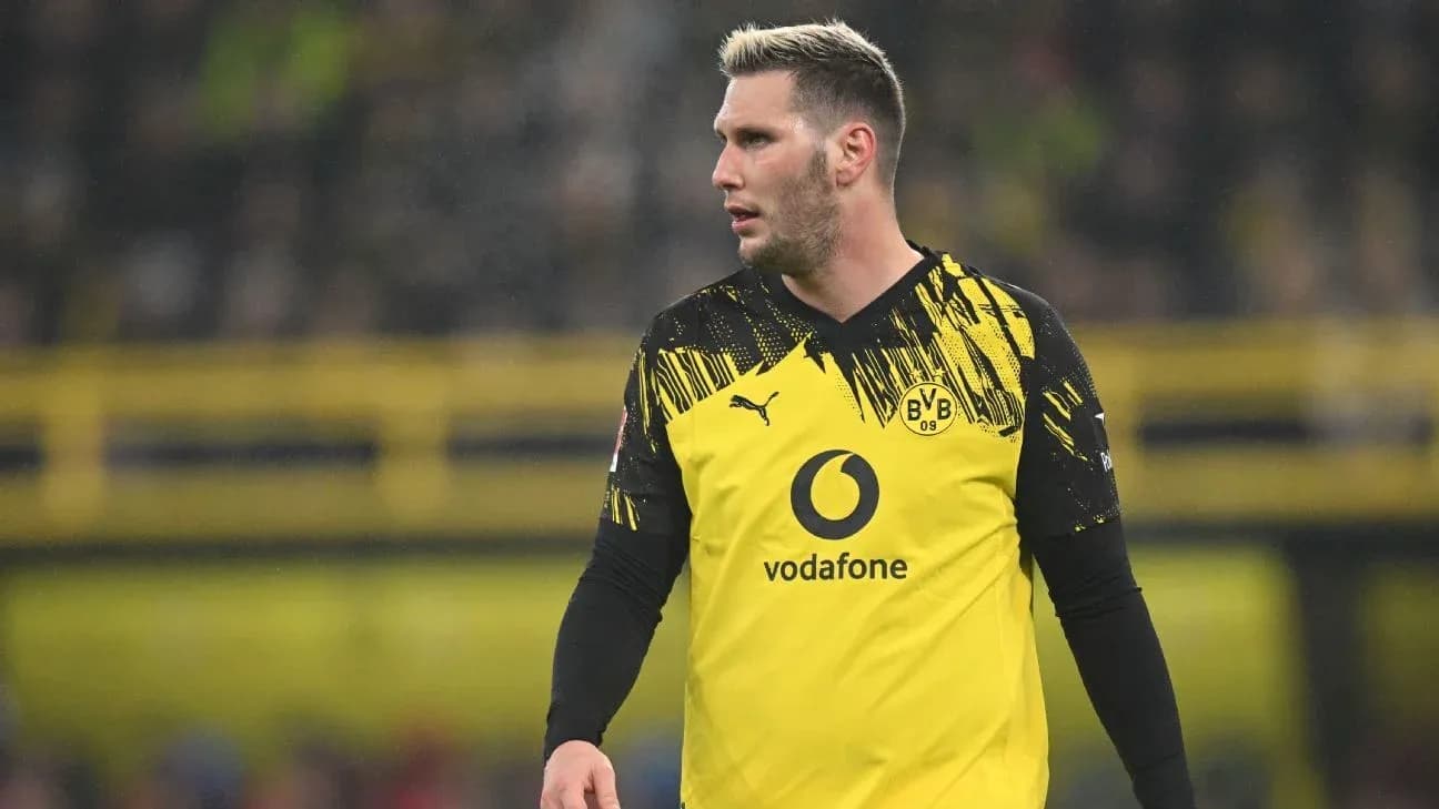 Joueur de Dortmund en maillot jaune sur le terrain