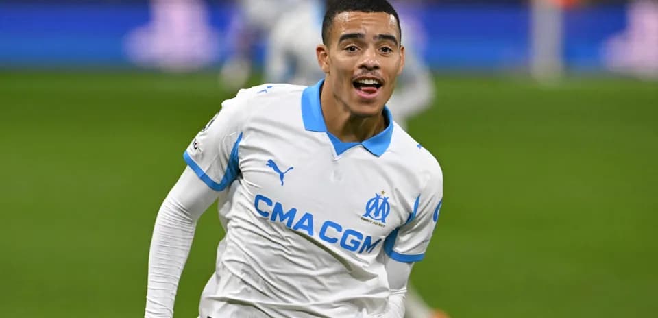 Joueur de l'OM célébrant un but sur le terrain