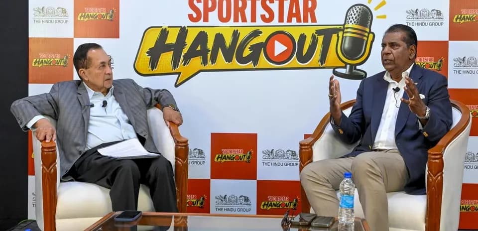 Deux personnes discutant lors de l'événement Sportstar Hangout