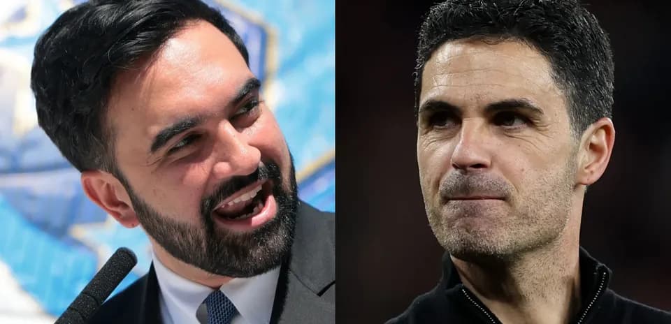 Deux hommes en conversation, l'un souriant et l'autre sérieux