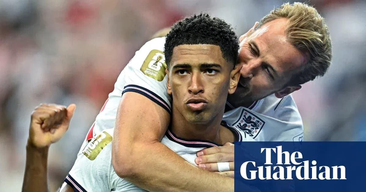Joueur célébrant avec un coéquipier après un but