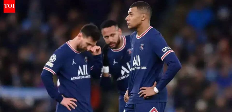 Joueurs du PSG se tenant la tête après un match