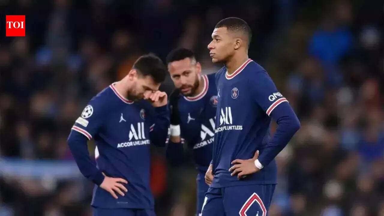 Joueurs du PSG se tenant la tête après un match