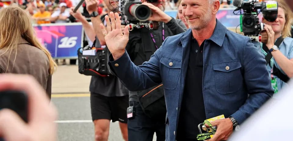 Homme saluant entouré de caméras et de spectateurs
