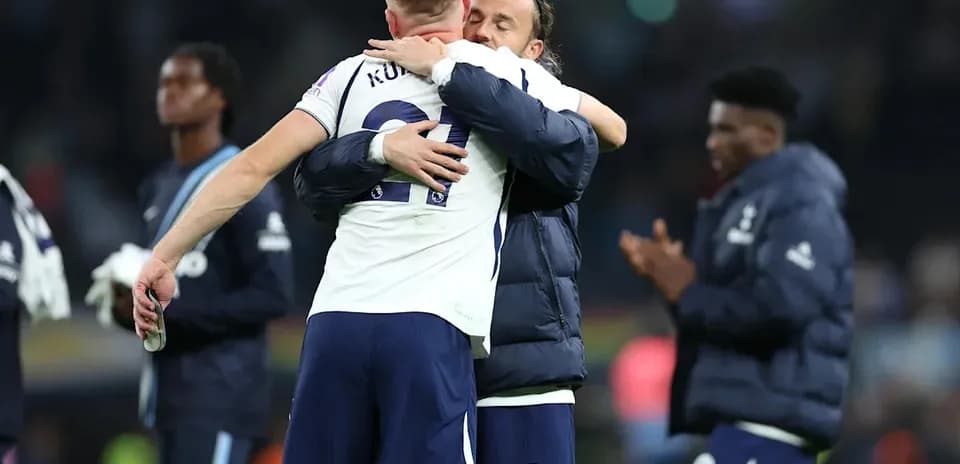 Joueurs de Tottenham s'étreignant après le match