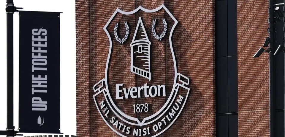 Logo d'Everton sur un mur en briques