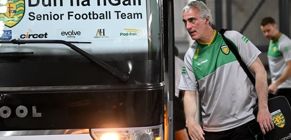 Entraîneur de Dún na nGall sortant d'un bus