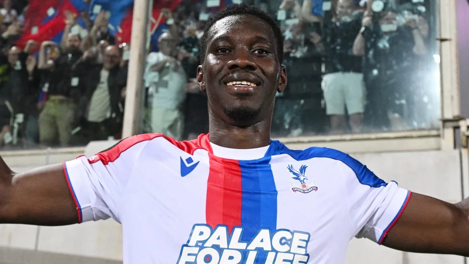 Joueur de Crystal Palace célébrant un but