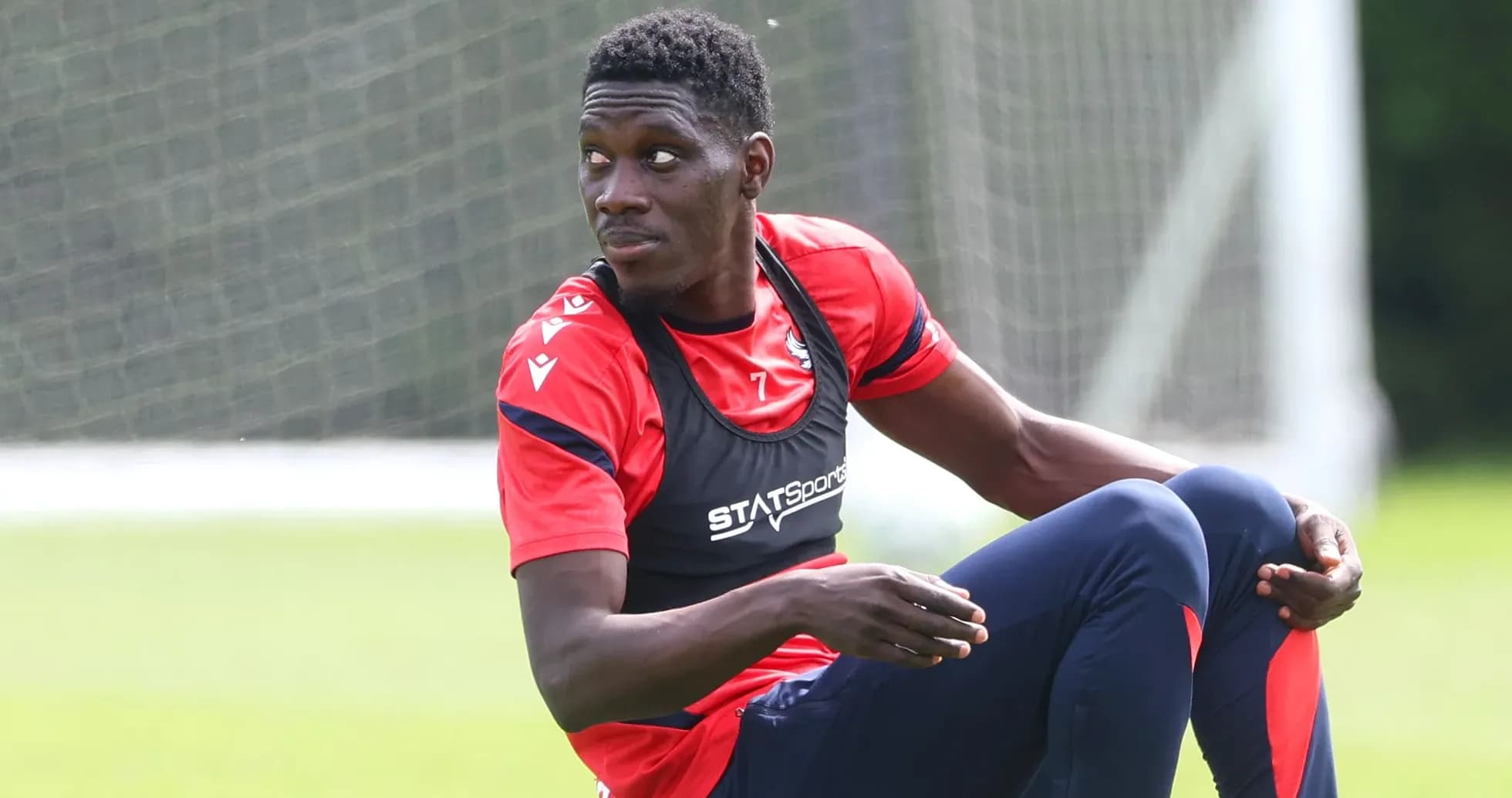 Joueur assis pendant l'entraînement sur le terrain