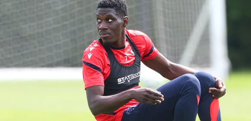 Joueur assis pendant l'entraînement sur le terrain