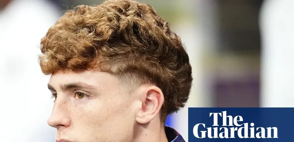 Jeune homme avec des cheveux bouclés et courts