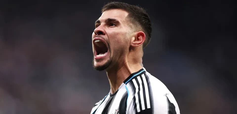 Joueur de Newcastle célébrant avec enthousiasme