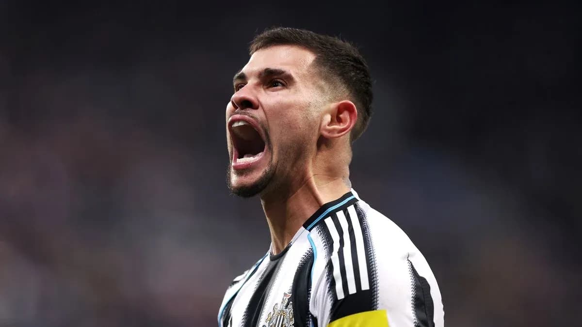 Joueur de Newcastle célébrant avec enthousiasme