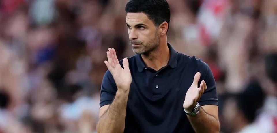 Entraîneur applaudissant lors d'un match de football