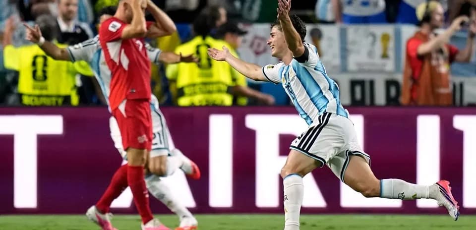Joueur argentin célébrant un but lors du match
