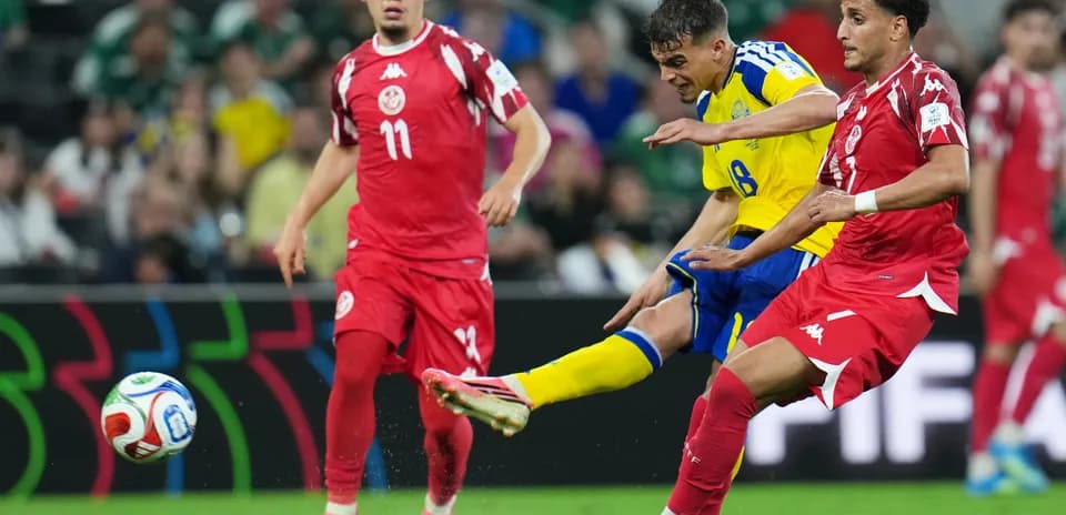 Un joueur suédois dribble face à deux tunisiens