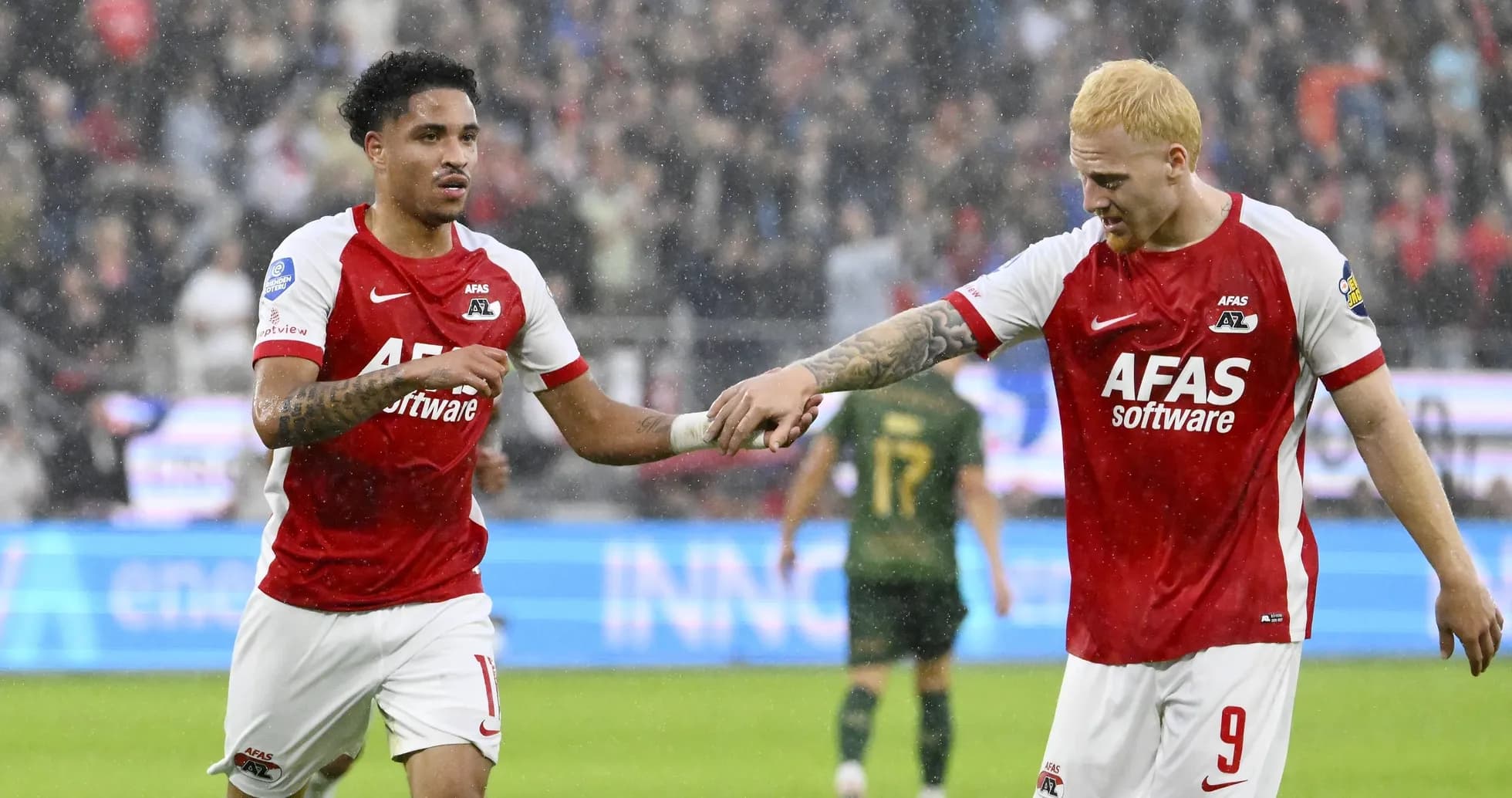 Joueurs d'AZ Alkmaar célébrant un but sous la pluie