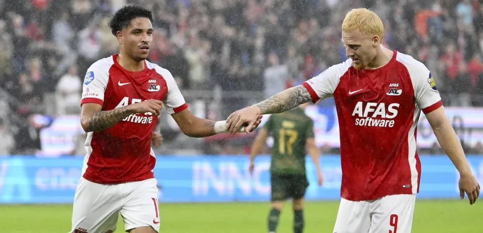 Joueurs d'AZ Alkmaar célébrant un but sous la pluie