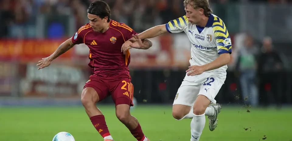 Un joueur de l'AS Roma dribble un adversaire de Parme