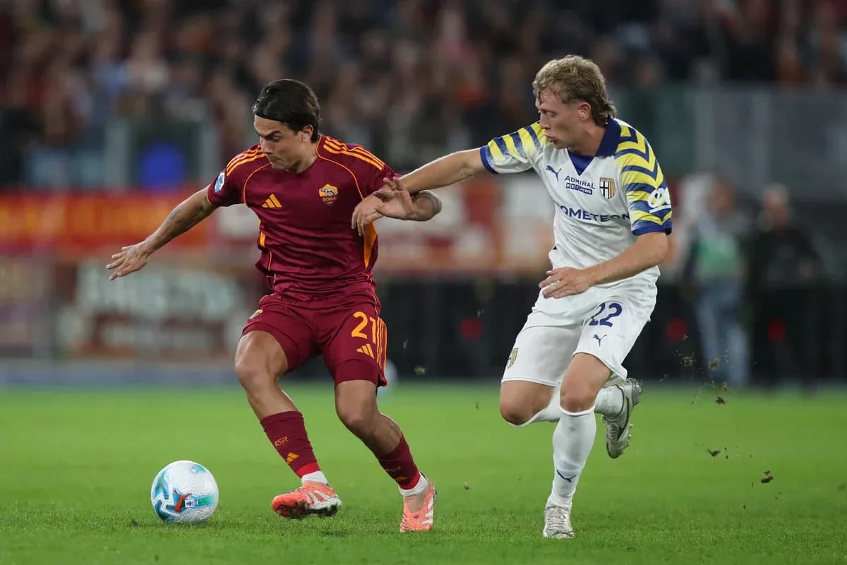 Un joueur de l'AS Roma dribble un adversaire de Parme